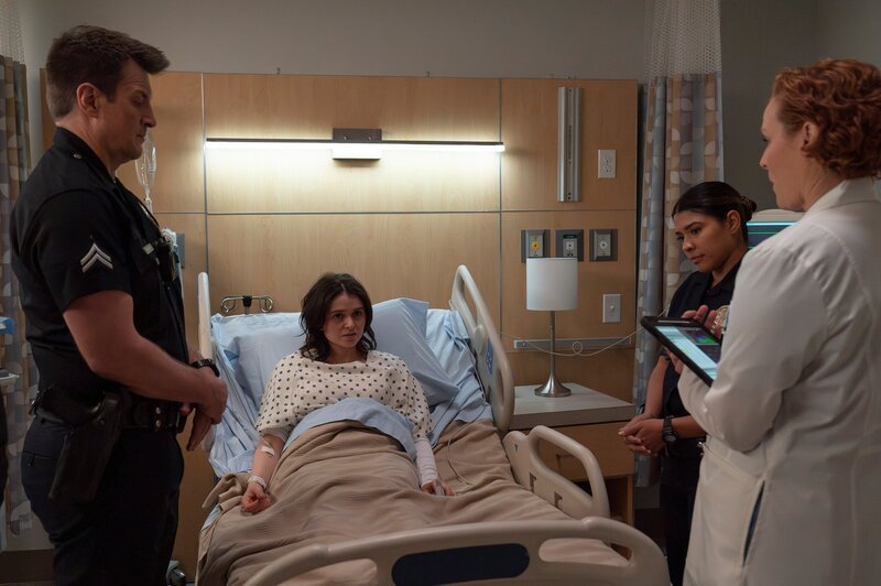 Anhand der von Abigail gefundenen Dokumente gelingt es dem Team, geheime Experimente und Machenschaften der ehemaligen Klinik aufzudecken. Von links: Officer John Nolan (Nathan Fillion), Abigail (Madeleine Coghlan), Celina Juarez (Lisseth Chavez) und Dr. Walker (Mandy Levin) – Bild: ZDF und Mike Taing