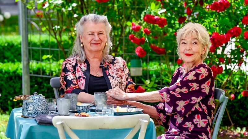 (v.li.): Traute Hoess (Gertrud Hartberger), Sylvia Eisenberger (Irmi Brunnenmayr). – Bild: ORF/​BR/​maze pictures GmbH/​Barbara Bauriedl