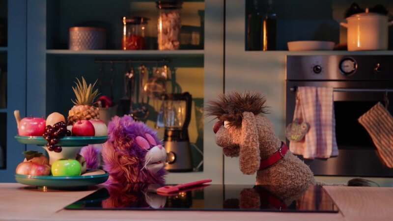 MiWau tut so als ob sie schlafwandelt und verhält sich dabei wie ein Hund. Moppi spielt mit ihr Stöckchen. – Bild: rbb/​Stefan Wieland