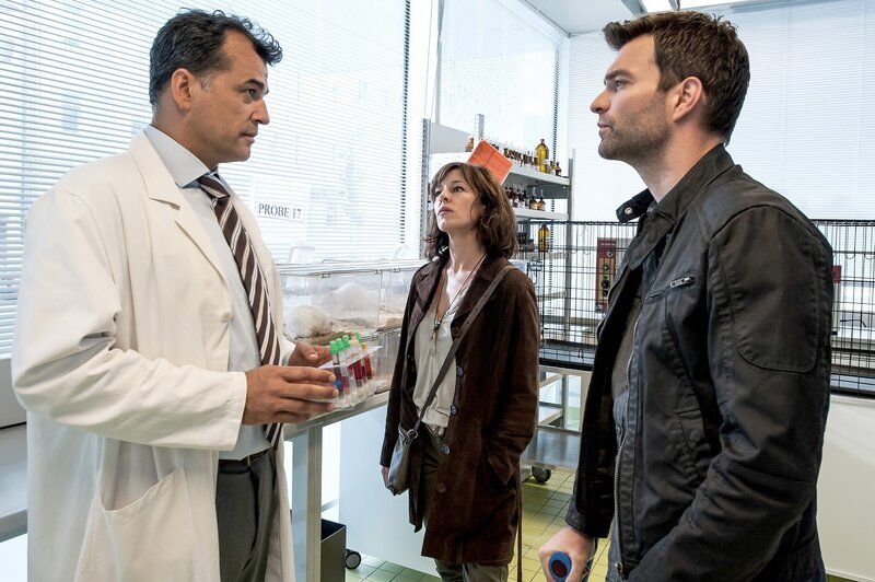 (v.li.): Michael Masula (Dr. Viktor Kuschnigg), Julia Cencig (Nina Pokorny), Jakob Seeböck (Lukas Roither). – Bild: ORF/​BEO-Film/​Stefanie Leo