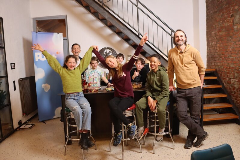 „PUR+“-Moderator Eric Mayer macht zusammen mit 6 Kindern und dem Mikro-Abenteuer-Experte Christo Förster ein Abenteuer-Experiment. Die Herausforderung: bei 5 Grad Celsius in der Elbe baden. – Bild: Frauke Siebold /​ ZDF