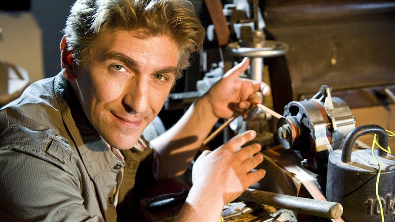 Fritz Fuchs (Guido Hammesfahr) macht sich die alte Technik der Mühle zunutze, um Strom zu erzeugen. – Bild: ZDF/​Antje Dittmann