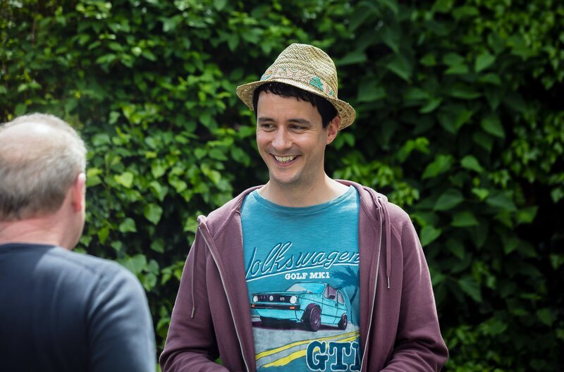 Jason (Sam Swainsbury, Mi.), Derek und Michael (Peter Mullan, re.) führen „Männergespräche“ am Grill, wie damals mit Cathys verstorbenen Mann David. – Bild: Sophie Mutevelian
