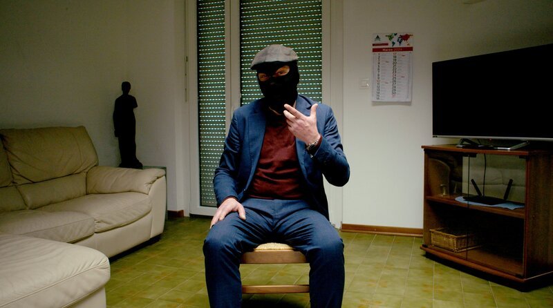 Der ehemalige ’Ndrangheta-Boss Luigi Bonaventura vertraut sich nach einem jahrelangen Doppelleben seiner Frau Paola an. Aus Liebe zu ihr steigt er schließlich aus und wird zum wichtigen Informanten für die Ermittler in Italien und Deutschland. – Bild: WDR/​Nikolaus von Schlebrügge/​bee /​ WDR Kommunikation/​Redaktion Bild