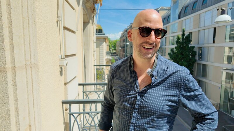 Christophe Diserens aus Lausanne zahlt einer High-Class-Vermittlerin in Dubai 30’000 Dollar. – Bild: SRF
