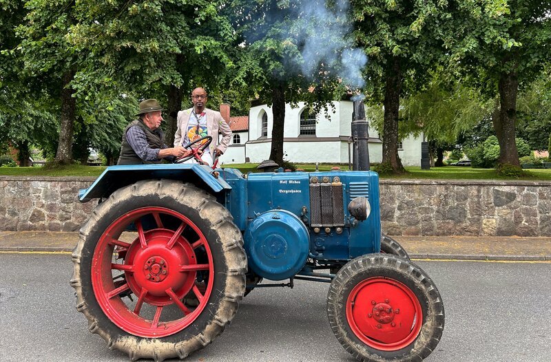 Dibaba auf Dorfrundfahrt mit Rolf Medau (li.). – Bild: NDR