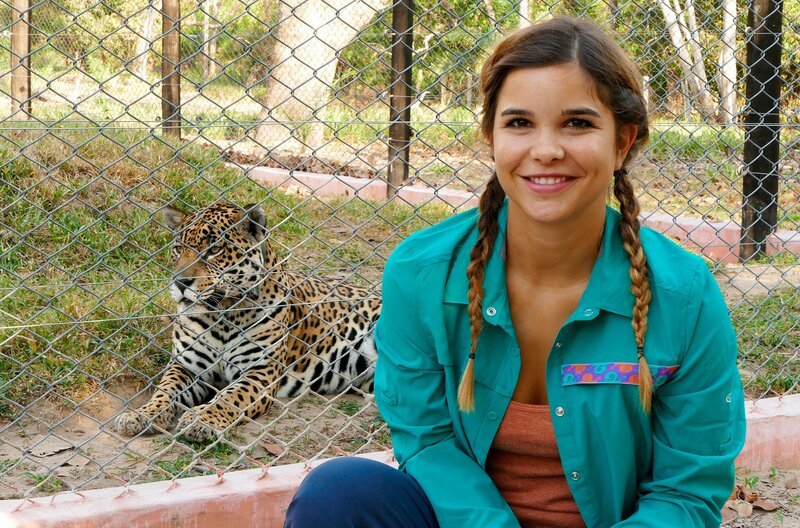 Auf einer Farm lernt die Tierreporterin Maya kennen. Das Jaguar-Weibchen wurde als Baby ohne Mutter gefunden und musste in einem Gehege großgezogen werden. – Bild: BR/​Text und Bild Medienproduktion GmbH & Co. KG