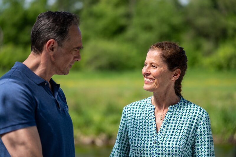 Mike (Harry Blank) und Annalena (Heidrun Gärtner) können die gemeinsame Auszeit in vollen Zügen genießen. – Bild: Ewa Wiese /​ BR