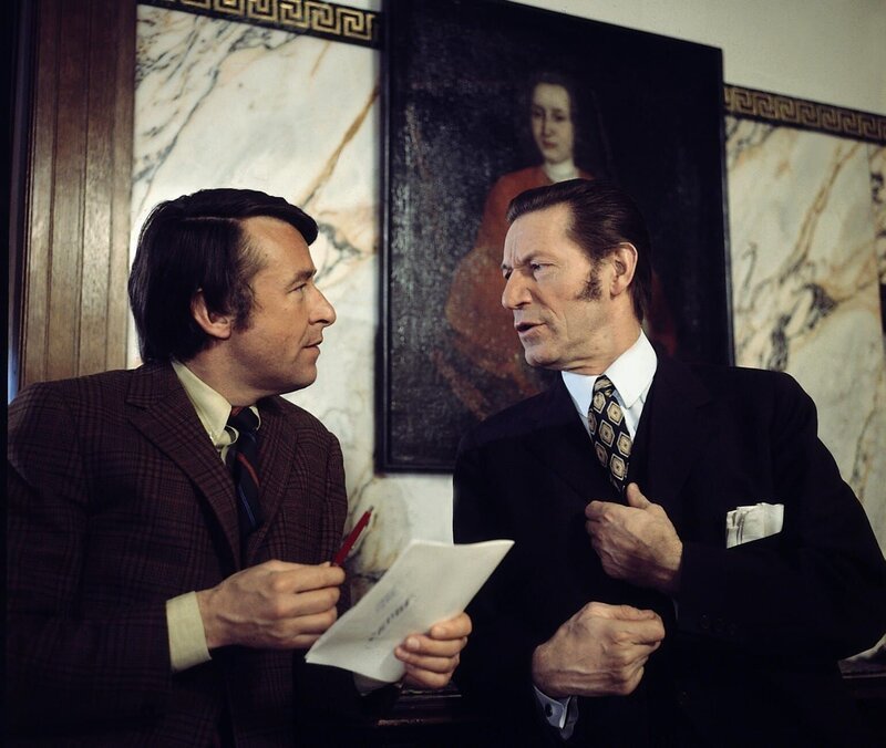 Grabert (Günther Schramm, l.) stellt Joachim Laganke (Josef Meinrad, r.) ein paar harte Fragen, aber auch die Antworten lassen nichts zu wünschen übrig. – Bild: ZDF /​ Neue Münchner Fernsehproduktion