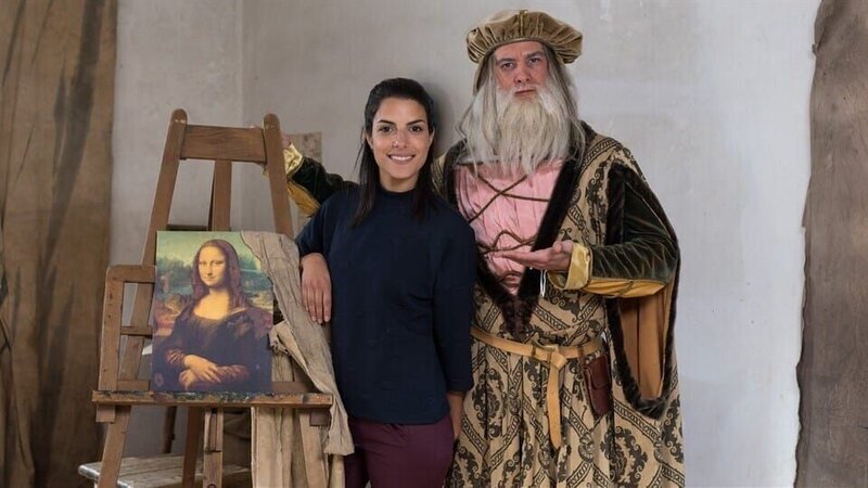 Clarissa trifft Leonardo da Vinci  (Philipp Danne) – den Maler der „Mona Lisa“. – Bild: KiKA/​Sabine Finger /​ KiKA/​Bildredaktion