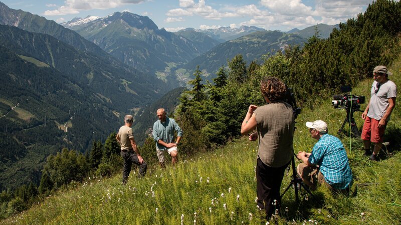 Gespräch Kurt Lechner und Hermann Maier, Regisseurin Andrea Albrecht, Tonmeister Franz Moritz, Kameramann Martin Haupt. – Bild: ORF/​Interspot Film/​Christoph Prochazka
