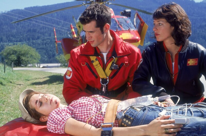 Florian Lenz (Jo Weil) und Gina Aigner (Julia Cencig) bei der verletzten Sonja (Nora Heschl). – Bild: MG RTL D /​ Miguel Dieteric