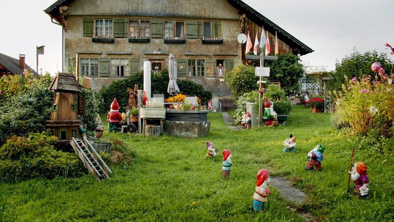 Karl aus Bildstein und seine Gartenzwerge. – Bild: ORF/​Feuer & Flamme Film/​Jennifer Rezny