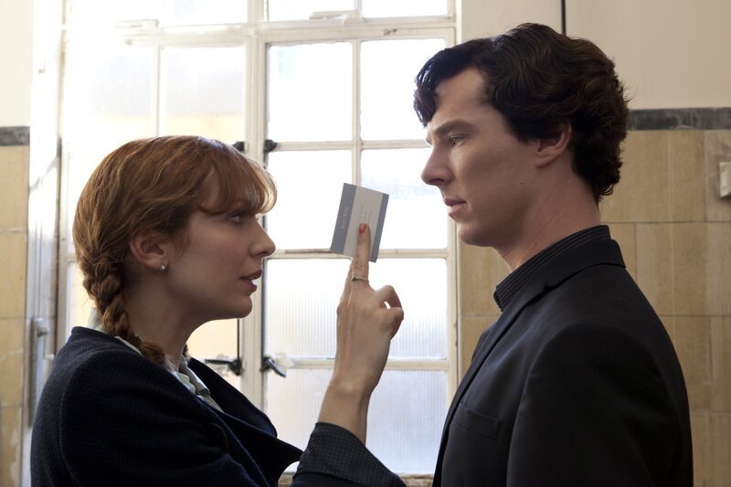 Kitty Riley (Katherine Parkinson, l.); Sherlock Holmes (Benedict Cumberbatch, r.) – Bild: Hartwood Films 2012 /​ Colin Hutton