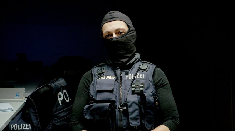 Eine Ermittlerin des LKA Nordrhein-Westfahlen observiert in verdeckten Einsätzen Orte und verdächtigte Personen in Deutschland. – Bild: WDR/​Nikolaus von Schlebrügge/​bee