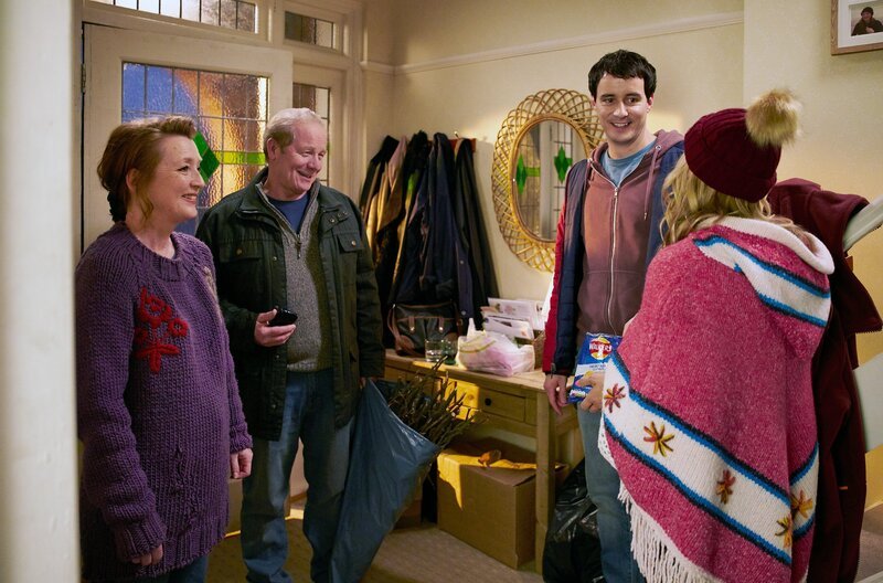 Cathy (Lesley Manville, li.), Michael (Peter Mullan, 2.v.li.), Jason (Sam Swainsbury, 3.v.li.) und Kelly (Lisa McGrillis, re.) sind bereit für das Feuer im Garten. – Bild: Mark Johnson