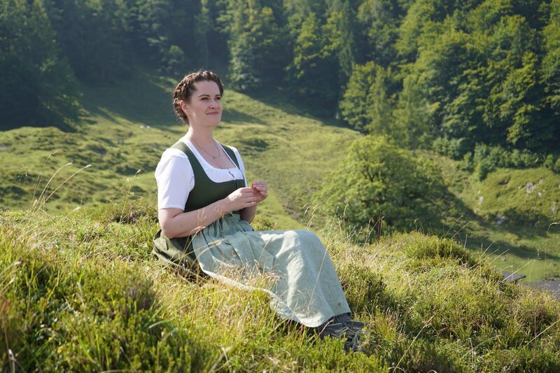 Moderatorin Conny Bürgler auf der Alm – Bild: ServusTV /​ Sabine Knoche /​ Degn Film
