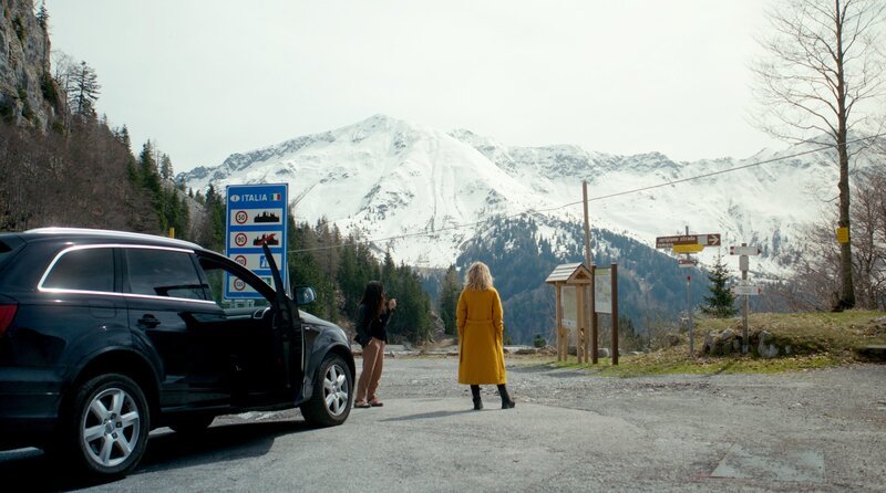 Die Fahrt von zwei Frauen aus NRW nach Italien wird szenisch nachgestellt. Sie stehen im Verdacht, Kurierfahrten für die ’Ndrangheta durchzuführen. – Bild: WDR/​Nikolaus von Schlebrügge/​bee /​ WDR Kommunikation/​Redaktion Bild