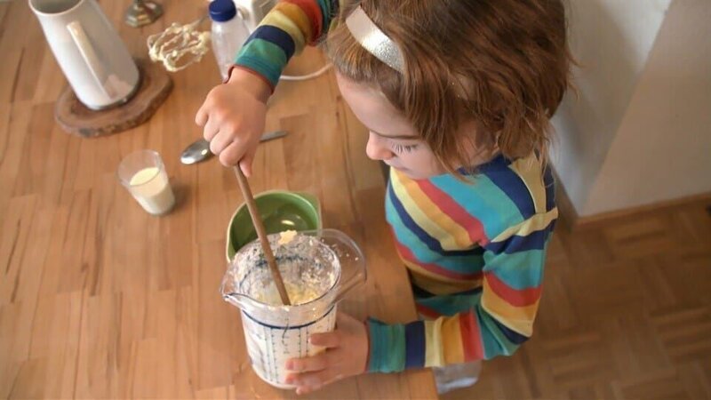 Wie man zu Hause selbst Butter herstellen kann, zeigt Jesse. – Bild: WDR/​KiKA Bildredaktion