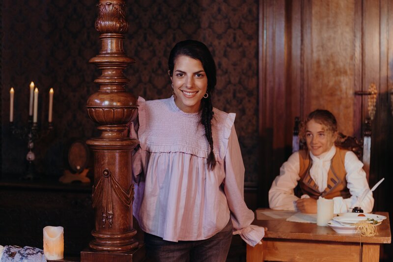 Clarissa mit dem jungen Wolfgang (Jonah Splettstößer) – Bild: WDR/​Volker Schmidt-Sondermann