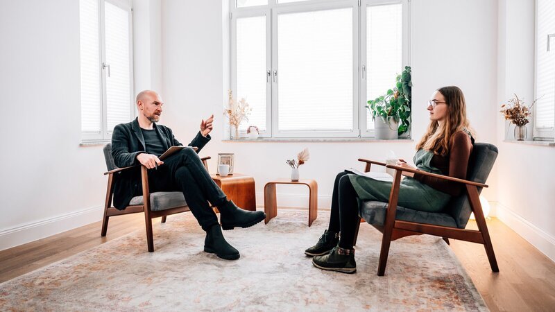 Angst davor zu telefonieren, einzukaufen oder Menschen anzusprechen. Mandy leidet an einer sozialen Phobie. Gemeinsam mit Psychotherapeut Daniel Wagner stellt sie sich ihrer Angst. – Bild: 3sat