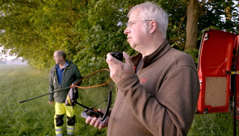 Volle Konzentration: Die Rehkitzretter suchen jeden Quadratmeter der Wiese systematisch ab. – Bild: NDR/​Ralf Bieler