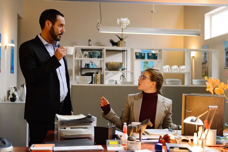 Richard (Silvan-Pierre Leirich) ist beeindruckt von Toni (Michèle Fichtner), die den Stress der Doppelbelastung offenbar gut wegsteckt. – Bild: RTL /​ Willi Weber