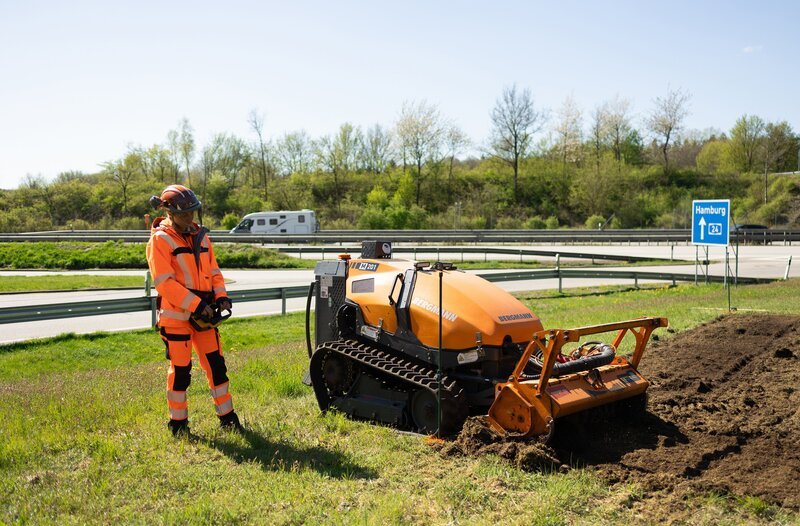 Die Rastplätze werden nicht nur sauber gehalten, sondern auch ökologisch aufgewertet und verschönert, damit Reisende sich wohler fühlen. Für eine bunte Blühwiese gräbt „Mähraupe Hugo“ den Boden um. – Bild: NDR/jumpmedientv GmbH/Kiara Meschede Die Rastplätze werden nicht nur sauber gehalten, sondern auch ökologisch aufgewertet und verschönert, damit Reisende sich wohler fühlen. Für eine bunte Blühwiese gräbt „Mähraupe Hugo“ den Boden um. – Bild: NDR/jumpmedientv GmbH/Kiara Meschede