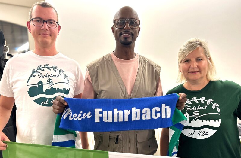In der neuen Folge von „Yared kommt rum – Dibaba erzählt Dorfgeschichten“ verschlägt es Moderator Yared Dibaba in den Landkreis Göttingen nach Fuhrbach. Rund 850 Menschen leben hier im niedersächsischen Eichsfeld, direkt im ehemaligen deutsch-deutschen Grenzgebiet. Ein Ort mit bewegter Geschichte, eigenem Plattdeutsch – und einem starken Gemeinschaftsgefühl. – Bild: NDR