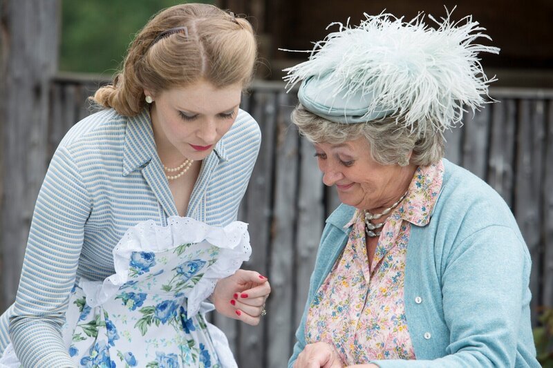 (v.li.): Perdita Avery (Daphne Wallander), Sorcha Cusak (Mrs. McCarthy). – Bild: ORF/​BBC/​Gary Moyes