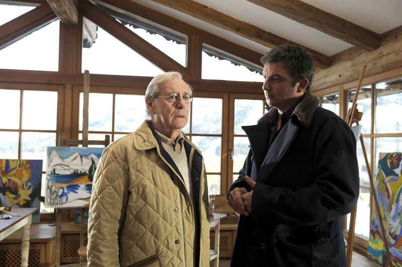 Dr. Gruber (Hans Sigl, r.) muss Helmut Laumann (Wilfried Klaus, l.), dem Ehemann seiner Patientin, eine traurige Nachricht überbringen. – Bild: ORF/​ZDF/​Thomas R. Schumann