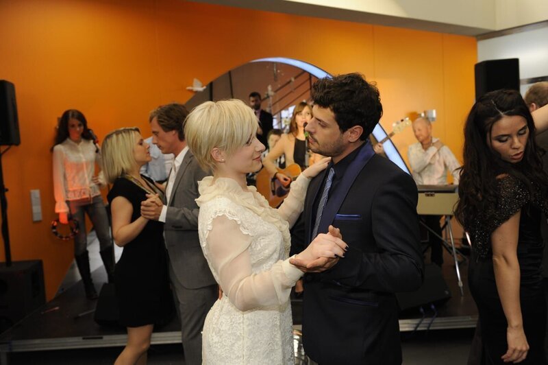Luca (Manuel Cortez, r.) und Olivia (Kasia Borek, l.) verkünden der wartenden Hochzeitsgesellschaft, dass sie sich entschlossen haben, nicht zu heiraten. Schweren Herzens blicken beide der Realität ins Auge und beschließen, Freunde zu bleiben … – Bild: SAT.1