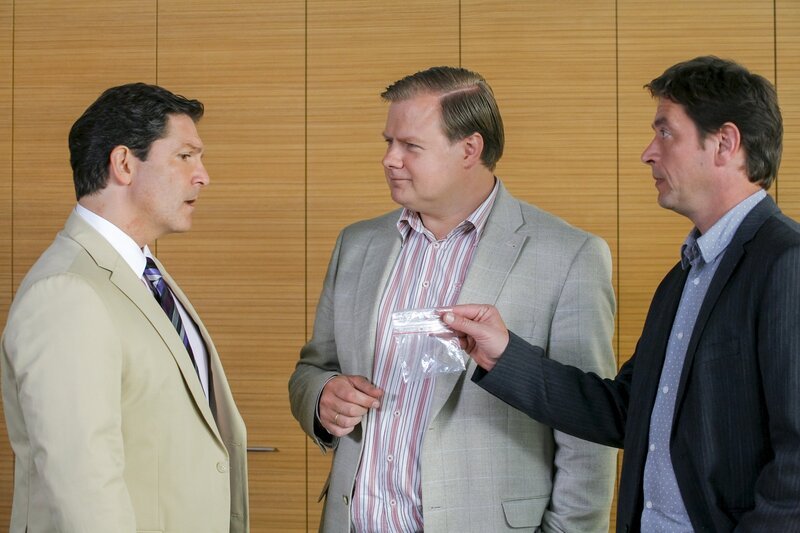 Als die Kommissare Lind (Tom Mikulla, r.) und Hartl (Michael A. Grimm, m.) eine Kontaktlinse des Opfers im Büro finden, wird es eng für den Klinikchef Prof. Hoff (Francis Fulton Smith, l.). – Bild: ORF 2