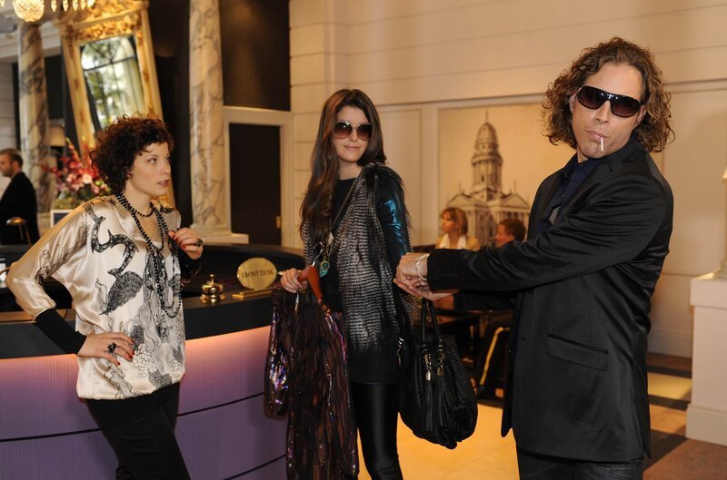 Überraschend darf Emily (Anna Schäfer, l.) das Styling von Amanda Stern (Marie Nasemann, M.) übernehmen und ist ziemlich stolz auf sich. Manager Jeffrey Field (Clayton M. Nemrow, r.) steht Amanda stets zur Seite. – Bild: Christoph Assmann