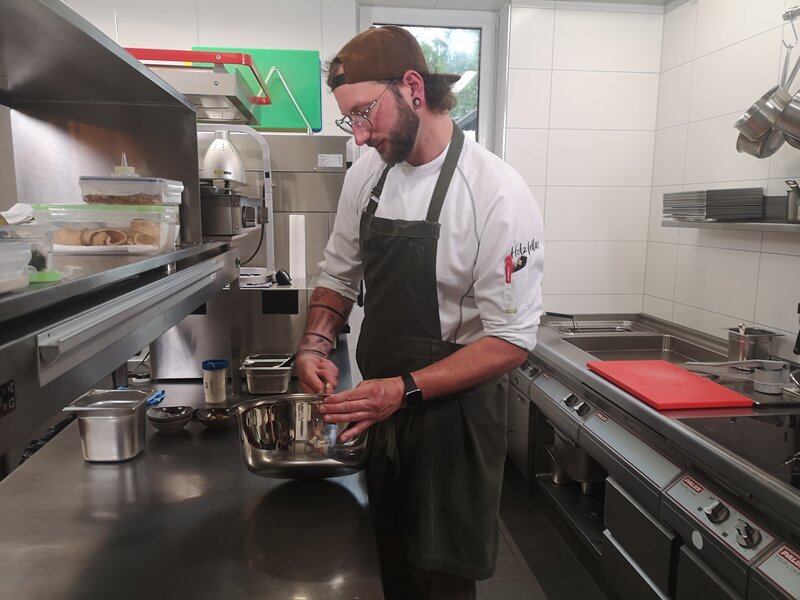 Küchenchef Ingo Mark (32) in der Küche des Holzfellas Restaurant & Bar in Wiesau. – Bild: Bettina Zettler /​ BR /​ Bewegte Zeiten Filmproduktion GmbH