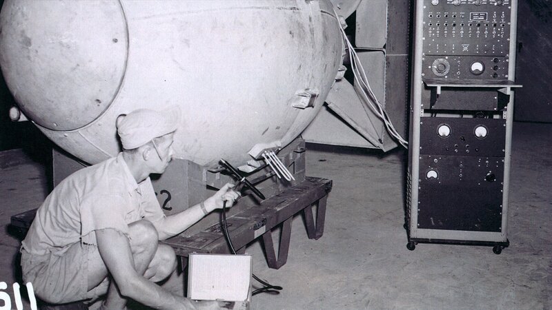 Dieses Foto zeigt die Plutonium-Atombombe „Fat Man“, die während des Zweiten Weltkriegs im Rahmen des Manhattan-Projekts entwickelt wurde. – Bild: PBS