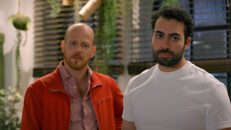 Esmas erneutes Verschwinden in der Nacht vor Nurays Beerdigung sorgt für Stress zwischen Tobias (Patrick Müller, l.) und Baris (Metehan Demiröz). – Bild: RTL /​ Am Ende ist Liebe