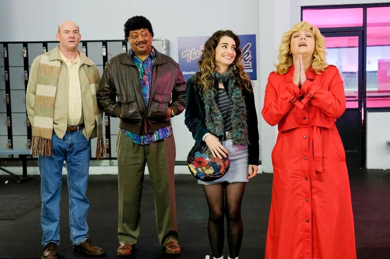Im Bild (v.li.): David Koechner (Bill Lewis), Cedric Yarbrough (Vic), Beth Triffon (Joanne Schwartz), Wendi McLendon-Covey (Beverly Goldberg). – Bild: ORF/​Sony Pictures/​ABC/​Ron Batzdorff