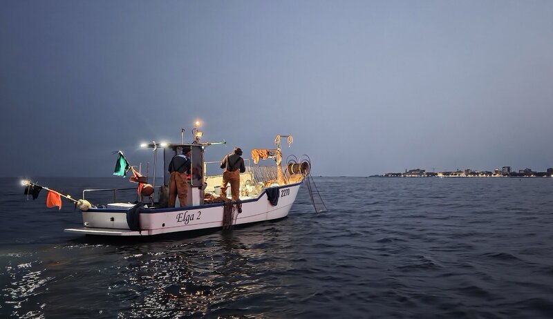 Vor Grado sind die Fischer schon lang vor Sonnenaufgang unterwegs. – Bild: ServusTV /​ Nicoletta Endfellner
