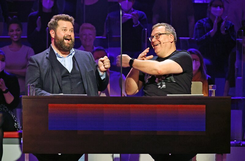 Rateteam-Kapitän Elton (r.) mit dem Schauspieler Antoine Monot (l.). – Bild: ARD/​Morris Mac Matzen