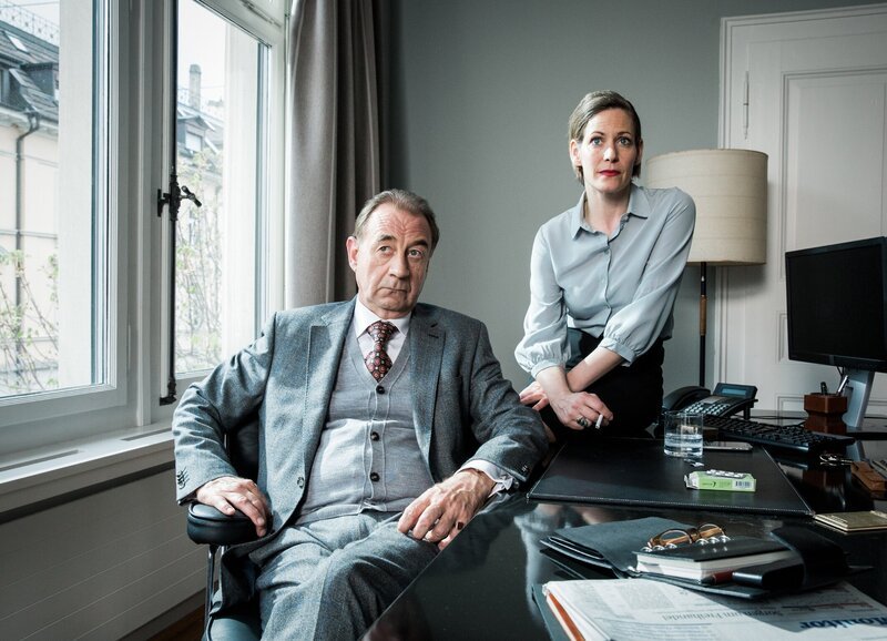Gutes Gespann: Edi Luchsinger (Dietrich Siegl) und Caroline Pfister (Stephanie Japp) – Bild: SRF/​Sava Hlavacek