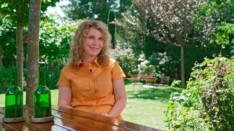 Aktuelle-Stunde-Moderatorin Susanne Wieseler hat ihre Kindheit mit zwei Geschwistern und Eltern in einer Drei-Zimmer-Wohnung in Essen verbracht – ohne Garten oder Balkon: „Ich kompensiere das heute mit meinem Garten. Das ist Wiedergutmachung für diesen dritten Stock ohne Balkon.“ – Bild: WDR