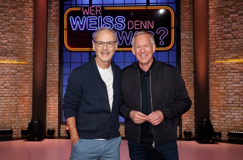 Treten bei „Wer weiß denn sowas?“ als Kandidaten an: Der Fernsehmoderator Reinhold Beckmann (l.) und der Fernsehmoderator Johannes B. Kerner (r.). – Bild: ARD/​Morris Mac Matzen