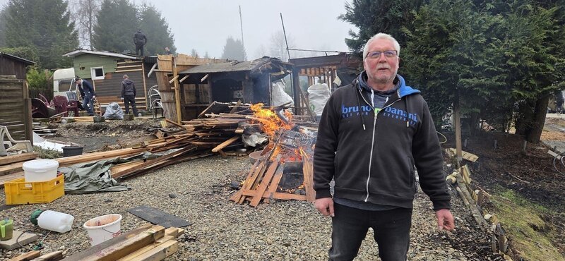 Karsten Fahrig vor den Trümmern seines ‚Campinglebens‘. – Bild: ZDF
