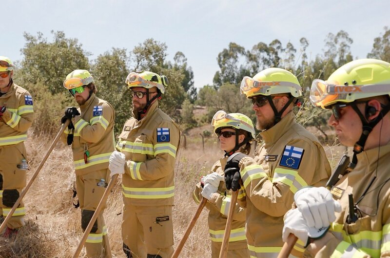 Finnische Feuerwehrleute reisen im Rahmen ihrer Ausbildung im Europäischen Zivilschutzpool nach Portugal: Fern von Eis und Schnee lernen sie von portugiesischen Kollegen den Kampf gegen den ’’Roten Drachen’’. – Bild: Jarkko T. Laine