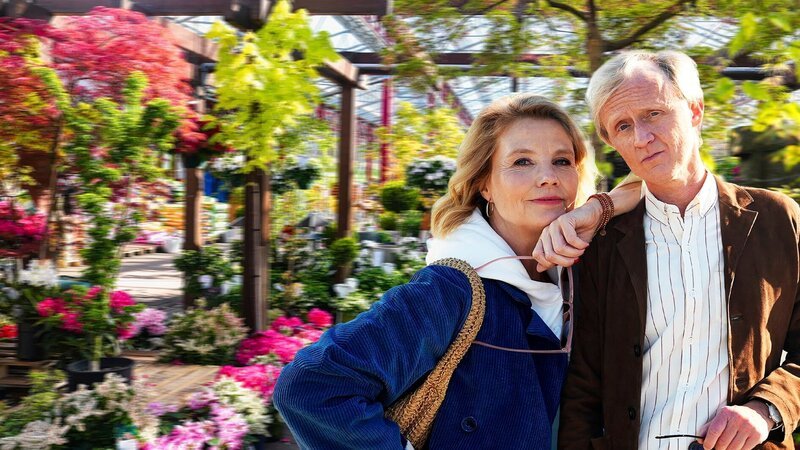 Wir leben im Frier und Jetzt! Vor allem, wenn Annette Frier bei Pierre M. Krause in der Kurzstrecke zu Gast ist. Und natürlich blüht sie da komplett auf! Nicht nur, weil sie mit Pierre ins Gartencenter fährt, sondern auch, weil das Gespräch sich in alle möglichen Richtungen verzweigt, wenn es mit Gags und Slapstick gegossen wird. Und nachdem alle möglichen Rabatten gekauft wurden, es aber trotzdem keine Ermäßigung gab, brauchen die beiden im Palmencafé eine Stärkung. Doch nach dem Kaffee wird deutlich, welche Pflanze Pierre hätte kaufen sollen: ein Duftbäumchen. – Bild: SWR