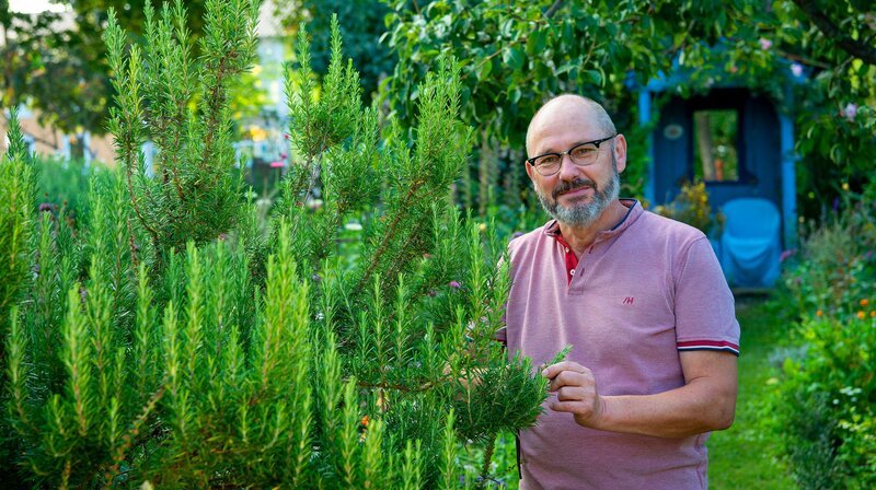 Die fünfte Folge führt in die älteste Gemeinde der Südpfalz. Rheinzabern wurde als „Tabernae“ von den Römern gegründet. Peter Hamburger und sein Mann Roland Häfele pflegen einen Garten als Schlaraffenland für Vögel und Insekten; sie stoßen bei der Arbeit immer wieder auf Spuren der römischen Siedler. – Bild: WDR/​Melanie Grande