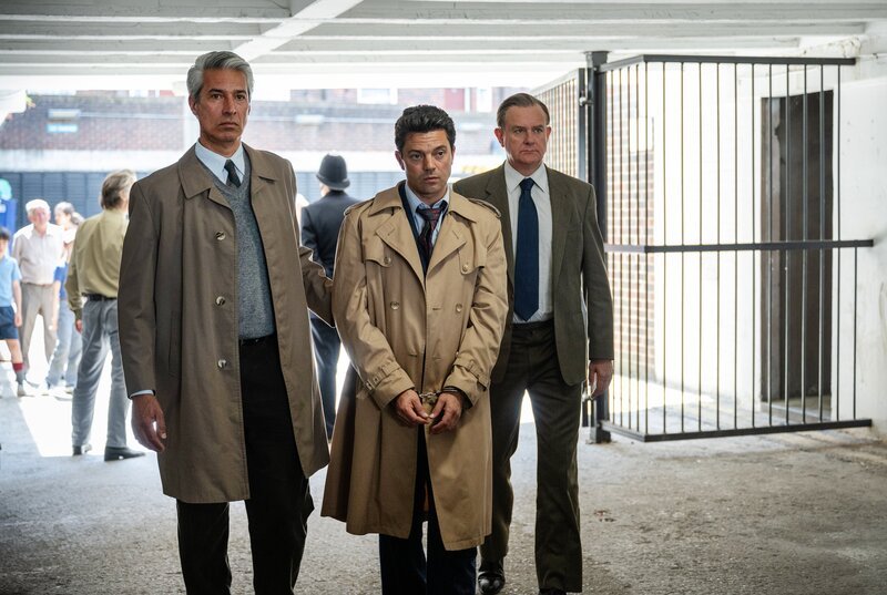 v.l.n.r. Harry Bowman (Silas Carson), Edwyn Cooper (Dominic Cooper) und Brian Boyce (Hugh Bonneville). – Bild: WDR/​All3Media International