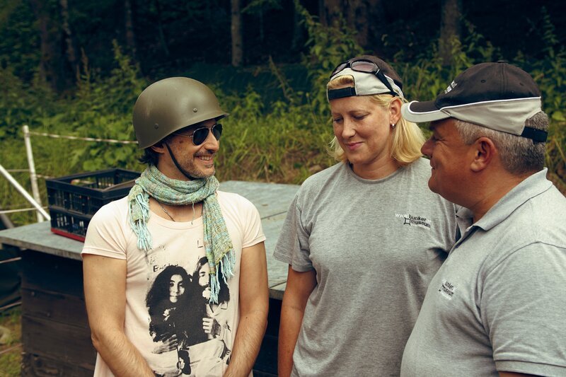 Michael Ostrowski (links) unterhält sich im Bunkermuseum mit Andreas Scherer (rechts) und seiner Frau (Mitte). – Bild: ServusTV /​ Matthias Horngacher