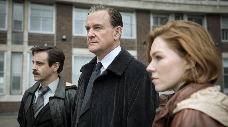 v.l.n.r. Tony Brightwell (Emun Elliott), Brian Boyce (Hugh Bonneville) und Nicki Jennings (Charlotte Spencer). – Bild: WDR/​All3Media International